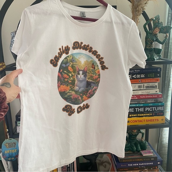 New Easily Distracted By Cats White T-Shirt Cat Mom Lady Tee Top Funny Retro XL - Picture 5 of 5